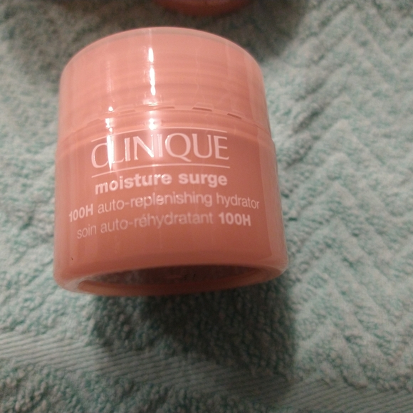 Clinique Moisture Surge Skincare Moisturizer - Pink - Picture 2 of 2
